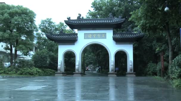 Cuelgue Zhou Lingyin templo y jardín — Vídeo de stock